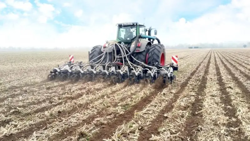 Med SLY-redskaber ombord giver FMR Maskiner blandt andet danske kunder optimale muligheder for at udså flere afgrøder med én overkørsel i no-till dyrkningssystemer med SLY Boss. SLY Stripcat 2 leverer til gengænd her et flot strip-till såarbejde direkte i majsstub.