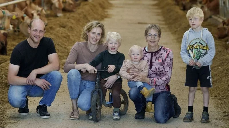 I år kan man også besøge Kirsten Krukow og Steen Nørgaard Madsen, som er formand for Mejeriforeningen og parrets datter Maiken Nørgaard Madsen og svigersøn Johan Schelde Christensen. Foto: Åbent Landbrug