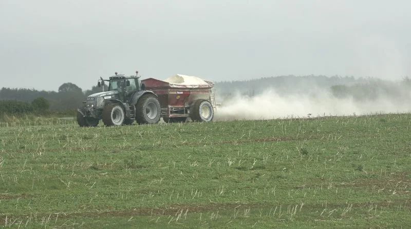 Den grønne trepart lægger op til, at landmanden skal betale en afgift på 750 kroner pr. ton CO2, som stammer fra kalk, der spredes ud på marken. Men hvad er det egentlig, som gør kalk til en klimaskurk? Umiddelbart er selv forskerne forvirrede, skriver Louise Bjørnsen. Arkivfoto: Erik Hansen