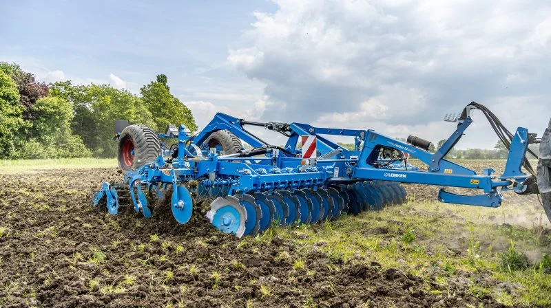 Den halvbugserede Lemken Rubin 10 TF har fået større afstand i disk-sektionen, og der er nu tre forskellige frontredskaber at vælge imellem. Foto: Lemken