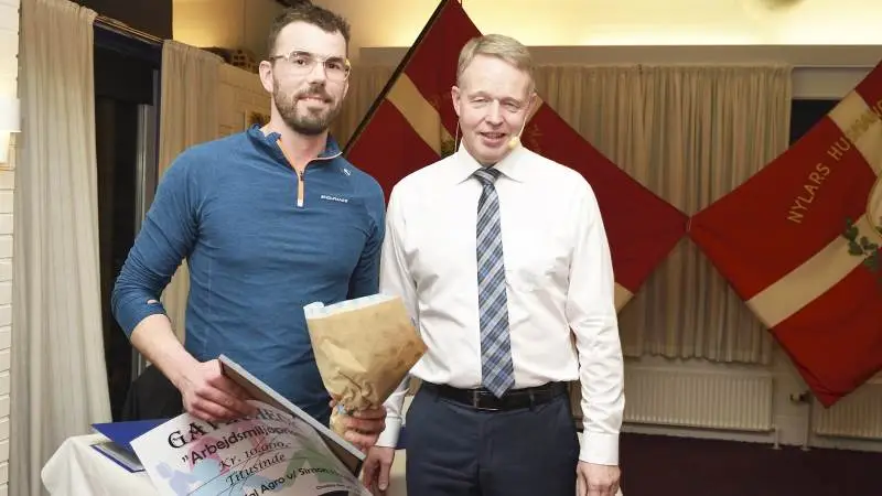 Simon Holm (til venstre) og Borndal Agro modtog på generalforsamlingen i Bornholms Landbrug & Fødevarer prisen for »Det Gode Arbejdsmiljø«. Her står han sammen med landboformanden Lars-Ole Hjorth-Larsen. Foto: Kenneth Jensen