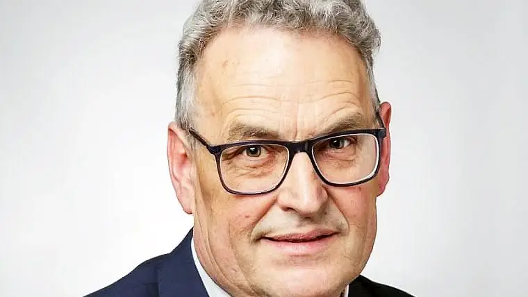 Det er John Harpøth fra Dansk Folkeparti, der er 1. viceborgmester og formand for Klima & Miljø i Holbæk Kommune, som har svaret på spørgsmålene, og det er sket efter et ønske fra Holbæks socialdemokratiske borgmester, Christina Krzyrosiak Hansen.