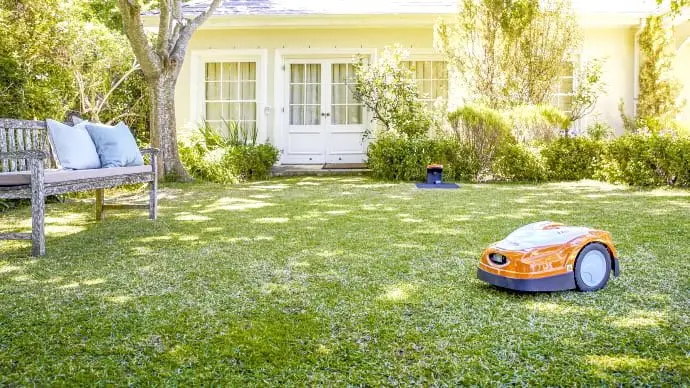 Robotplæneklippere er både mere miljøvenlige og larmer mindre end almindelige plæneklippere. Pressefoto