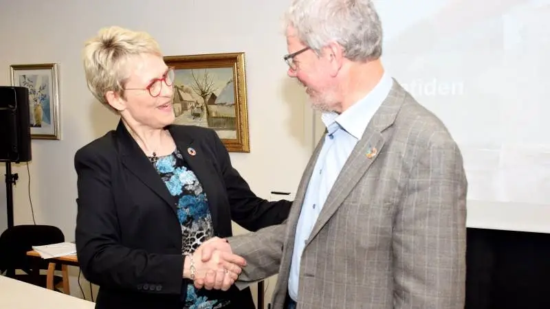 Ib W. Jensen fik det internationale klimaemblem overrakt af viceformand i Landbrug & Fødevarer og formand for familielandbrugssektionen, Lone Andersen.