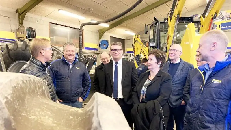 De store smil var fremme hos både beskæftigelsesminister Troels Lund Poulsen (V) og Venstres lokale folketingsmedlem Anni Matthiesen, da de to sammen med andre lokalpolitikere var på virksomhedsbesøg i Sydjylland – blandt andet hos maskinforretningen PN Maskiner.