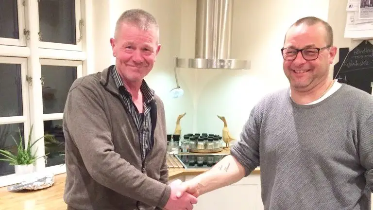 Efter 31 år sælger Jens Jørgensen sit livsværk Rosilde Højgård Slamsugning & Rørspuling fra gården til Jesper Christensen (th.) fra Kogsbølle. Privatfoto