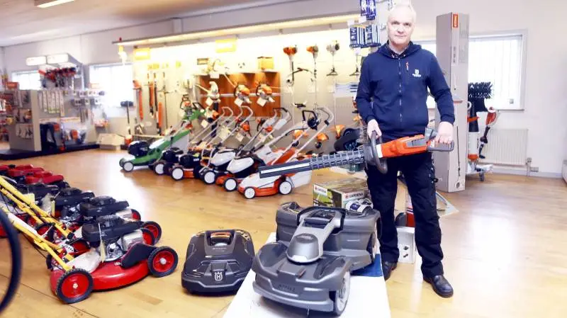 - Teknologien går virkelig stærkt, påpeger indehaveren af Maskincenter Odense. Lars Hansen viser her den nyeste Husqvarna robotklipper med firehjulstræk.