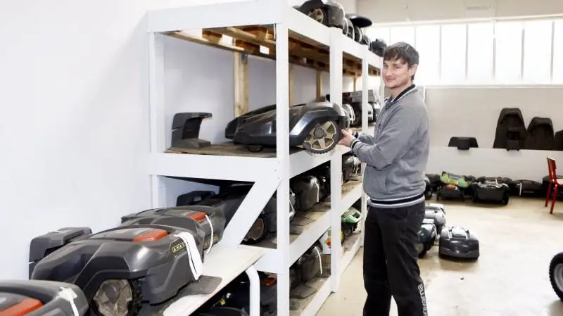 Lars Hansens søn Christoffer Hansen er uddannet robottekniker og står for robotcentret sammen med to øvrige ansatte. I vinter har 80 kunde-robotter været opbevaret på Maskincenter Odenses robothotel, men med den store efterspørgsel ventes hotellet at skulle udvides.