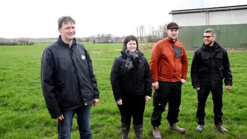 Biogasproduktion fra økologisk kløvergræs kan hjælpe økologer med at få gødning til markerne. Her er fra venstre økologisk mælkeproducent Niels Erik Maegaard, Eskilstrup, økologikonsulent Diana B. Poulsen, Centrovice, samt driftslederne Mads Petersen, Rosilde Højgaard og Søren Fredslund, Lundsgård Gods, en tur i marken for at se på kløvergræs.