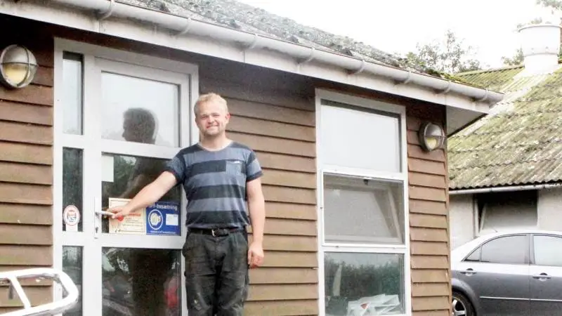 - På nuværende tidspunkt kan jeg ikke sikre prisen på grisen om tre måneder, så jeg minimerer min risiko ved at sælge lidt ekstra 30 kilos grise for at sikre min bundlinje, fortæller Thomas Kjær, der driver Vrejlev Landbrug i Vrå med små 1.500 hektar agerjord, 2.000 søer og produktion af 53.000 slagtesvin årligt samt salg af overskydende smågrise.