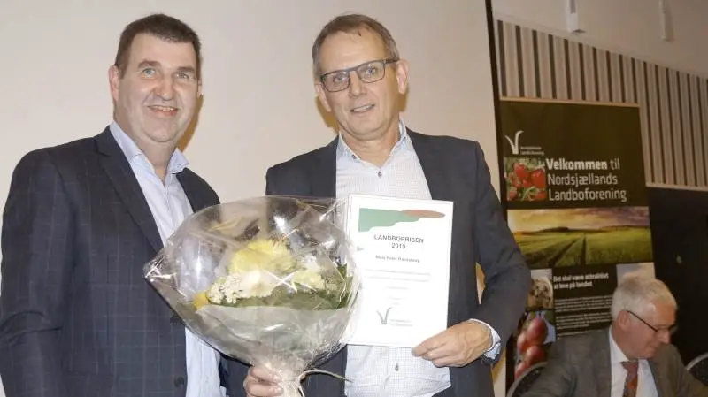 Direktør Niels Peter Ravnsborg til højre modtog Nordsjællands Landboforenings Landboprisen 2019 motiveret og overrakt af formand Lars Jonsson til venstre. Foto: Henrik Sieben