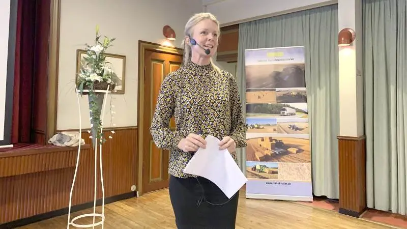 - Skubber man den dårligste tredjedel ud i markedet, vil jordpriserne falde. Og den mellemgruppe, som havde en egenkapital, ville falde ned og være den dårligste tredjedel. Derfor tager man ikke bare den del ud. Man prøver alle mulige andre løsninger, pointerer Danske Banks landbrugschef Pernille Stenstrup Christiansen.