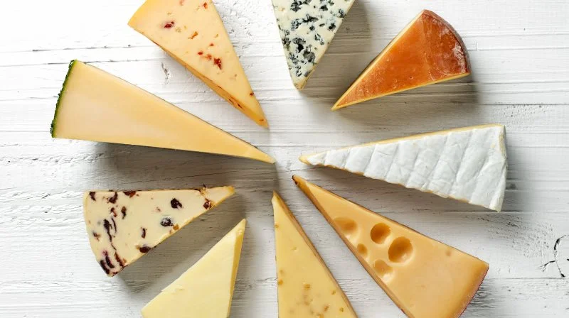 - Øl og ost er et fantastisk match og af mange årsager en klassisk kombination i den danske madkultur, siger Mejeriforeningens gastronomifaglige konsulent, Rasmus Holmgård. Foto: Colourbox