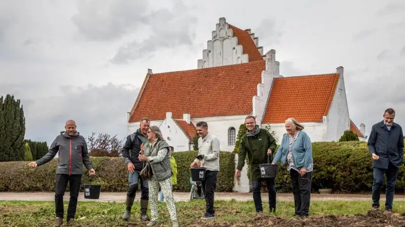 Vordingborgs borgmester Mikael Smed (tv) deltog i den første tilsåning ved Jungshoved Kirke, hvor 11 hektar jord skal omdannes fra konventionelt landbrug til natur. Foto: Jonas Lysholdt Ejderskov/WWF Verdensnaturfonden