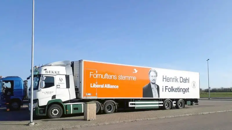 Den lokale vognmand, John A. Skovrup, fra Bække i Sydjylland har stillet denne flotte lastbil til rådighed for Henrik Dahl