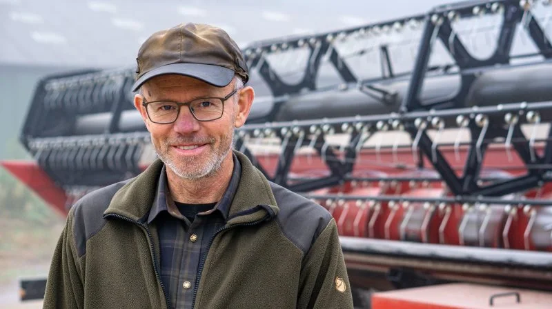 Holsteinborg Gods har kørt med Case IH mejetærskere siden 2005. I år kom der dog nye boller på suppen med en nyanskaffet Case IH 9250 med Axial Flow-teknologi. Driftsleder Hans-Henrik Pedersen fremhæver både kapaciteten, skånsomheden over for afgrøderne og den høje komfort som afgørende for valget.
– Hvis vi ikke var tilfredse, ville vi jo ikke blive ved med at vende tilbage til Case IH, siger han.