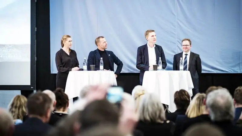 Fra venstre: Mette Frederiksen (S), Morten Østergaard (RV) og Kristian Thulesen Dahl (DF) deltog i debat på årsmøde i Landdistrikternes Fællesråd. Til højre formanden for Fællesrådet, Steffen Damsgaard. Foto: Michael Drost Hansen