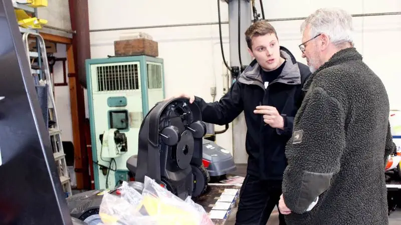 Anders Ryberg demonstrerer en robot for en kunde ved fødselsdagssalget i forrige uge, hvor der blev solgt 24 robotplæneklippere.