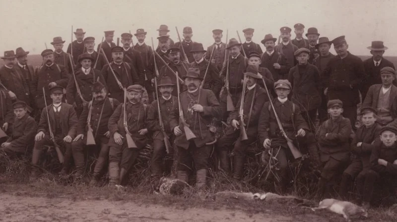 Foto fra en stor fællesjagt omkring år 1900. Fotos: Forlaget Hadrian