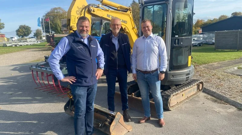 Christian Holst (tv) og Gert Klitgaard ( midten) fra Johs. Mertz glæder sig over den nye aftale med Viktor Houlind, indehaver af MCR (th). Pressefoto