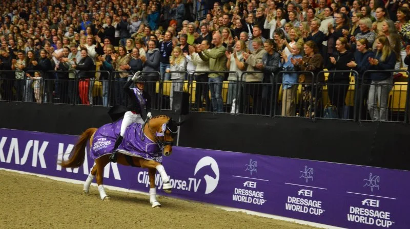 Cathrine Laudrup-Dufour sejrede i FEI Dressage World Cup Freestyle med hoppen Freestyle, men hun red æresrunde på sin pensionerede tophest Atterupgaards Cassidy, da Freestyle har vist sig sensitiv over for deltagelse i præmieoverrækkelser. Fotos: Camilla Bønløkke