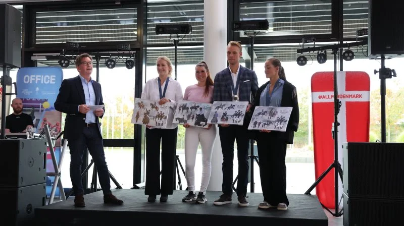 OL-sølvmedaljevinderne Cathrine Laudrup-Dufour, Daniel Bachmann Andersen, Nanna Skodborg Merrald og Nadia Aaboe Sloth som reserve blev fejret i fredags i Herning. Dan Boyter fra Danske Ride Forbund holdt den officielle tale. Fotos: Kee Frandsen