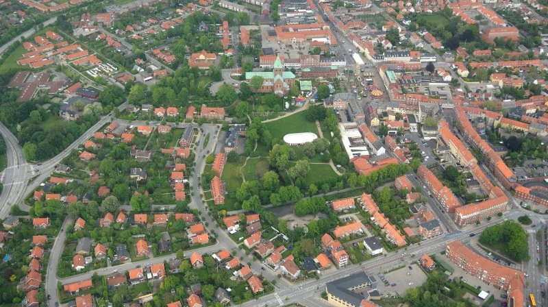 Det er bekymrende, at Trepartsminister Jeppe Bruus ikke vil garantere erstatning for det potentielle værditab på op til 390.000 hektar landbrugsjord. Dette er en voldsom mængde jord, og hvis det reelt bliver taget ud af drift uden erstatning, kan det lægge et betydeligt pres på hele realkreditsystemet. Foto: Colourbox
