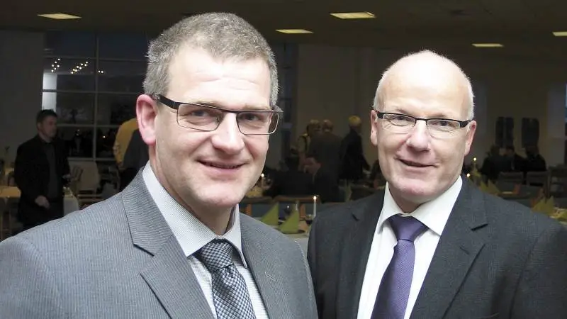 Sådan så han ud, Henrik Mortensen (tv), da han for otte år siden afløste Torben Poulsen som formand for Landsforeningen af Danske Svineproducenter.