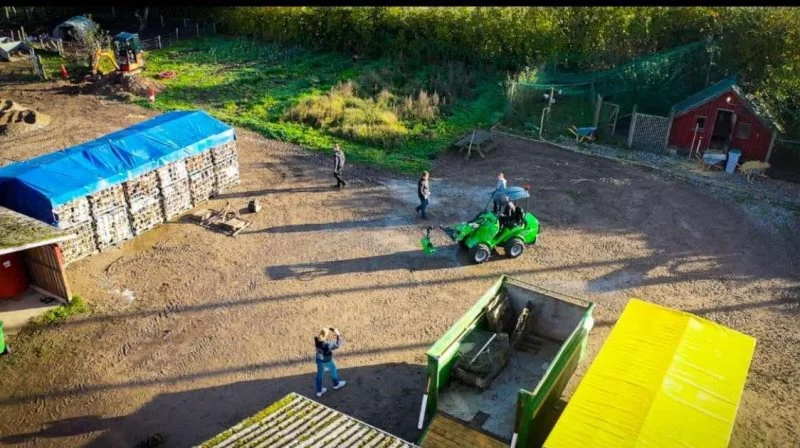LandbrugFyn besøgte Vestfyns Efterskole ved Tommerup samme dag, som de fik leveret deres nye minilæsser. Dronefoto: Mathias Peatau Nielsen @kongpaetau.billder.dk