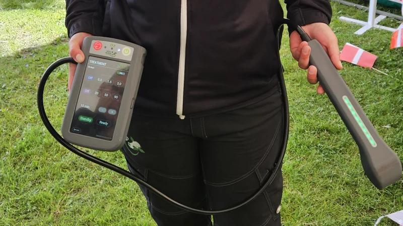 Med en effektdybde på op til 28 centimeter sikrer Neeo Bovis lasermetoden en høj behandlingssikkerhed uden risiko for brandmærker, vævsskader eller andre risici. Arkivfoto: Line Brusgaard