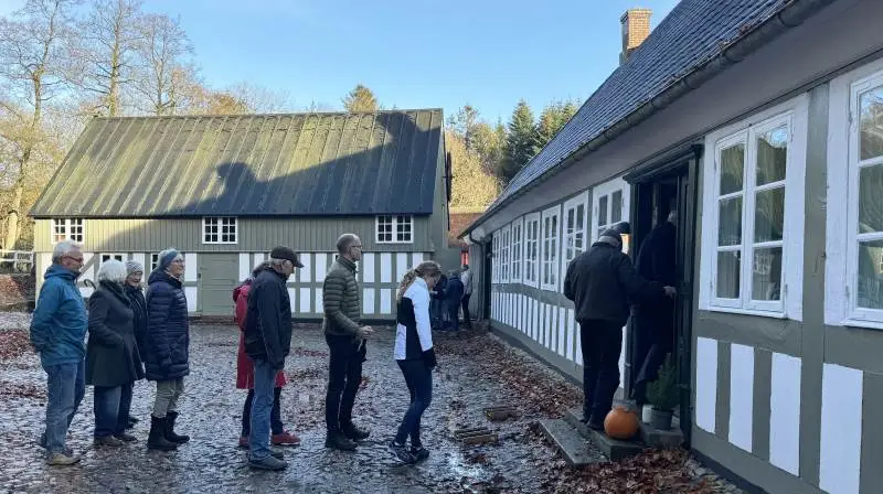 Både stuehuset fra 1837 og møllebygningen fra 1783 er opført i solidt bindingsværk, der er malet i den oprindelige olivengrønne farve. Her ses nogle af de besøgende til Åbent hus-dagen. Foto: Kurt Rodahl Hoppe/Realdania By & Byg