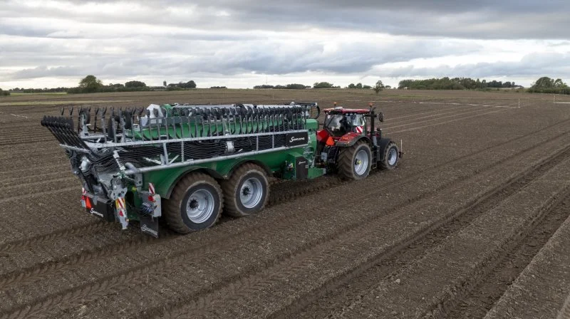 Dæktesten blev gennemført med en Case IH Puma 260 CVX og en Samson PG II Genesis, der blev udstyret med fem forskellige dæktyper/-størrelser fra Vredestein. Foto: Apollo Tyres