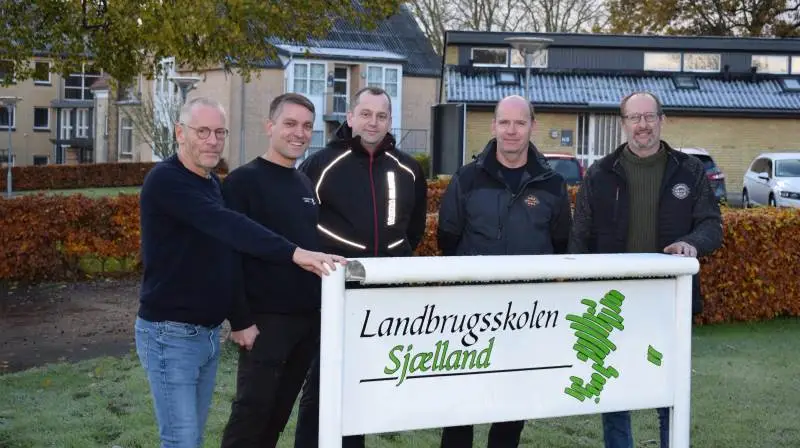 Elever fra Landbrugsskolen Sjælland besøgte Agromek i Herning, og det var takket være et vestsjællandsk samarbejde. Fra venstre ses Poul Jørgensen og Rune Rosenkilde Madsen, henholdsvis forstander og plantefaglærer på skolen, sammen med Mads Degn fra Rasmus Degn A/S, Kjeld Olesen, Saltbæk Agro, og Jesper Koldsø, indehaver af Koldsø Smede og Maskinservice. Foto: Jørn Chr. Jervelund