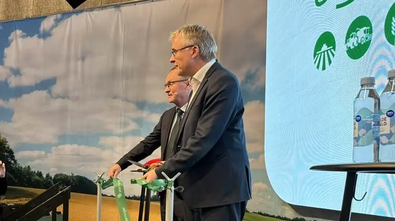 Fødevareminister Jacob Jensen (nærmest) og Agromek-formand Sten Andersen åbnede sammen Herning-messen. Foto: Per Jørgensen