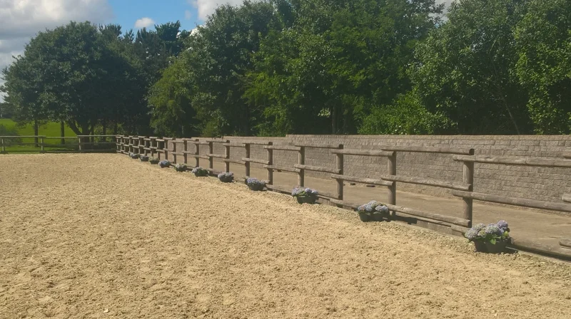 TTE Armering gør, at ridebanen hos Kustrup Smeden ved Middelfart - selv når det har regnet rigtigt meget - ikke står under vand.