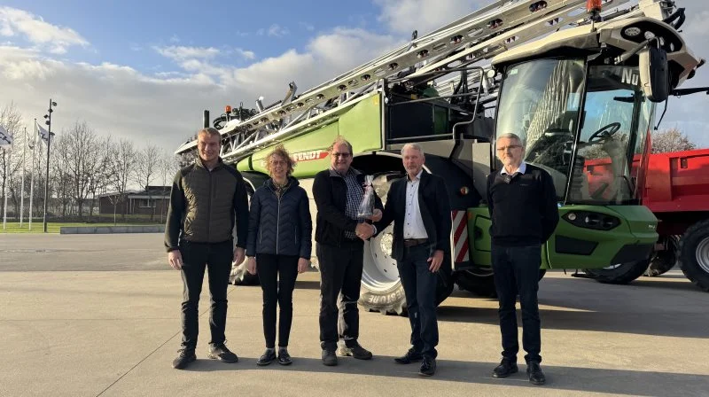 Familien fra Kni Maskinstation fik officielt overdraget den ny Fendt Rogator 665 på Agromek af Jens Hansen fra TBS og Jan Kongsgaard fra Fendt. Fotos: Kasper Stougård