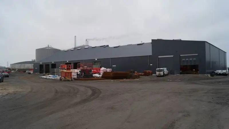 Et kig på det store anlæg. Til venstre for anlægget ligger de store biogasreaktorer, og til højre kommer de ti tanke, der skal rumme gyllen, til at ligge.