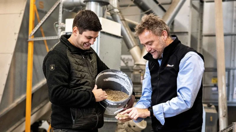 Alltech tester korn fra store dele af verden for mykotoksiner på sit laboratorie. Her tester de korn og halm for 54 forskellige mykotoksiner. Herfra udarbejder de en rapport, der giver indsigt i risikoniveauet for diverse giftstoffer, så man sammen med sine rådgivere kan vurdere sin konkrete situation. Her ses landmand Nikolaj Johansen (tv.) og Per Laustsen (th.). Pressefoto