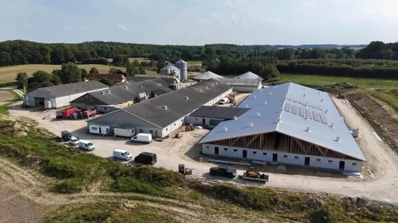 Den nyopførte farestald med 400 specialfremstillede stipladser er klar til fremvisning onsdag den 18. december fra klokken 13 til 18. Dronefoto: Henrik Ladekjær