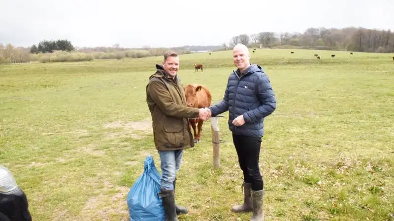 Morten Bondes (til venstre) udfordringer med at afgræsse arealer med høj naturværdi ved Arreskov Sø havde fået ham til at invitere landbrugsordfører hos Liberal Alliance, Carsten Bach (til højre) på besøg. Foto: Henning Andersen