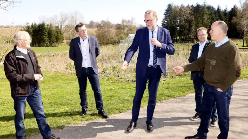 Ejendomsmægler Karl Peter Lyhr (th) havde forleden ministerbesøg i den skønt beliggende ejendom på en lille vej ved Ejlby, der ligesom langt de fleste husstande på Nordfyn nu forsynes med hurtigt internet. Fra venstre er det bredbåndskoordinator i Nordfyns Landdistriktsråd, Kjeld Hansen, Krogsbølle, borgmester Morten Andersen, energi-, forsynings- og klimaminister Lars Chr. Lilleholt samt formanden for Landdistrikternes Fællesråd, Steffen Damsgaard.