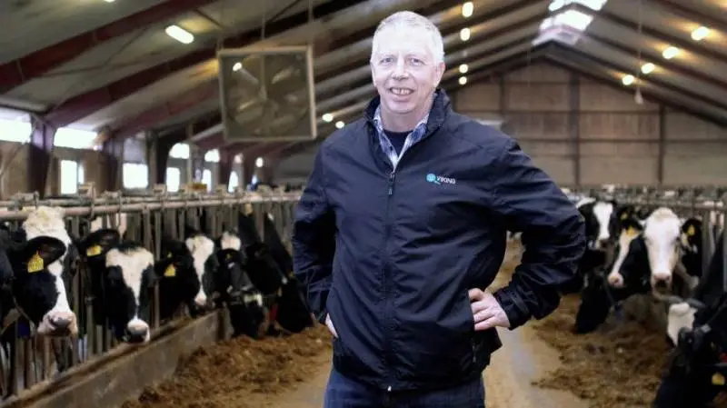 - Det er jo penge, som man går og mangler. Jeg har en kassekredit, hvor jeg betaler renter, siger Anton Hammershøj, mælkeproducent i Stenild ved Hobro, der endnu mangler at få udbetalt sin direkte landbrugsstøtte for sidste år. Foto: Anne Kjærsgaard Krogh