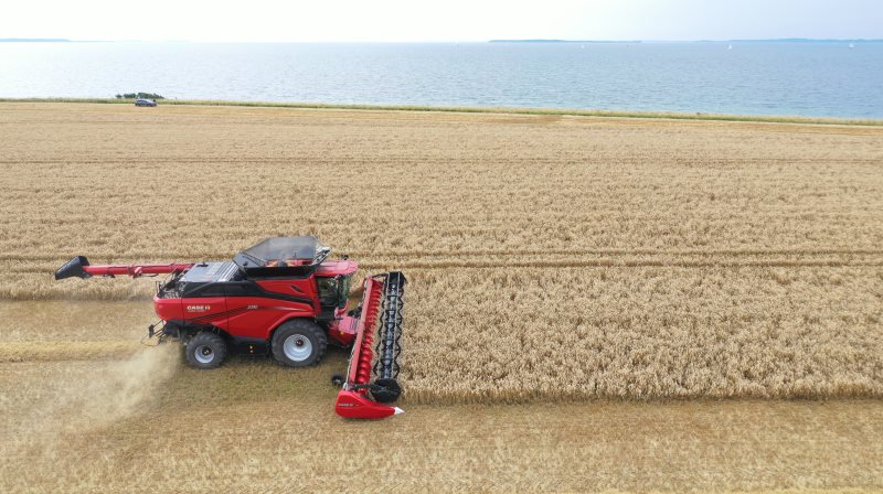 Case IH AF9-mejetærskeren præsenteres for første gang i Danmark hos S.D. Kjærsgaard i Ringsted tirsdag den 4. februar. Der bliver mulighed for at få en grundig gennemgang af AF9-mejetærskeren ved Niels Petersen fra Case IH, som vil dele sin viden om den banebrydende nye AF-mejetærskerteknologi. Foto: Per Jørgensen