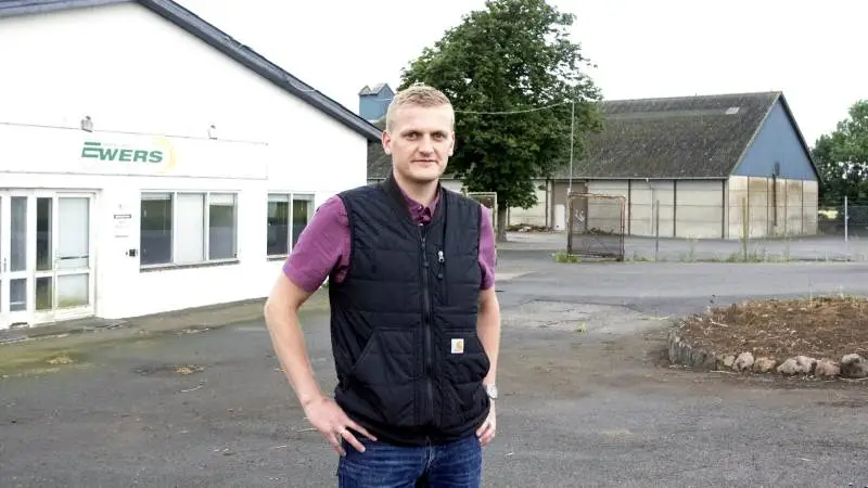 Det vil allerede fra kommende høst være muligt for de fynske landmænd at levere korn og raps til Brdr. Ewers på Højlundsgaard Maskinstation, fortæller Frederik Corydon Larsen fra Brødrene Ewers. Foto: Erik Hansen