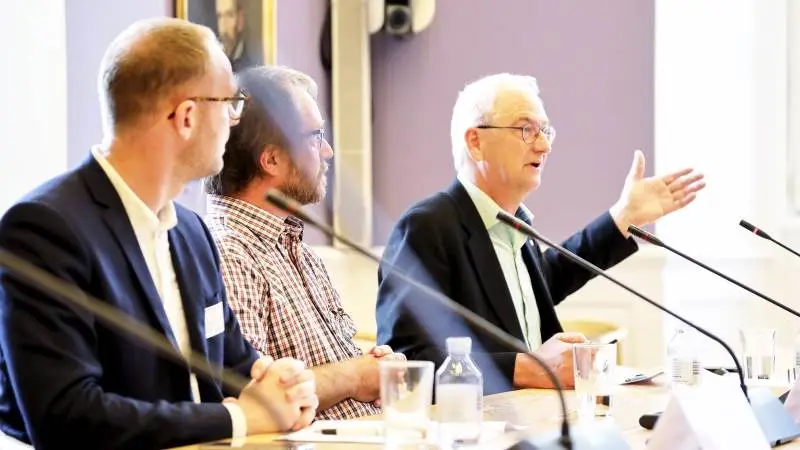 Til høringen i Landstingssalen var der masser af spørgsmål til de tre indlægsholdere, som fra venstre var driftsøkonom Jens Toksvig Bjerre fra Agrovi, seniorforsker Jørgen Aagaard Axelsen fra Aarhus Universitet og Søren Ilsøe, næstformand for FRDK.