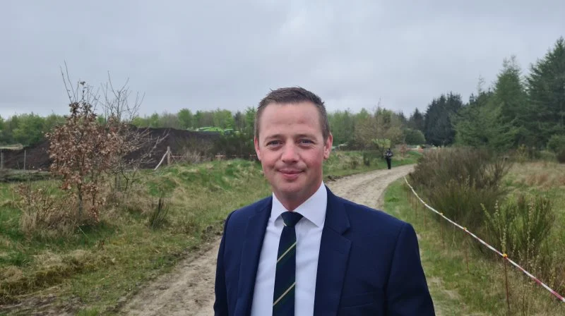 Trafikminister Thomas Danielsen har bedt Folketinget om en halv milliard ekstra til Minksekretariatet, skriver Ritzau ifølge DR. Her ses han i 2021 ved den daværende minkgrav udenfor Holstebro. Arkivfoto: Henning K. Andersen