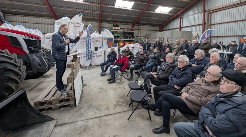 - Dette er ikke afvikling, men vejen til udvikling, slog Venstres miljø- og fødevareordfører Erling Bonnesen fast over for de godt 50 fremmødte landmænd. Med rød jakke, talsmanden for NoFFF-protestgruppen,
vognmand René Spang Jørgensen. Scan koden og hør Erling Bonnesens indtryk fra det velbesøgte møde. Fotos og video: Erik Hansen
