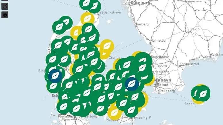 Japansk pileurt er nu konstateret i det meste af Danmark. De grønne symboler viser, hvor planten er konstateret, de gule hvor den er indberettet, og de blå, hvor planten er udryddet eller bekæmpet. Kilde: Miljøstyrelsen.