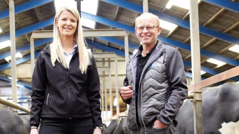 Produktkonsulent Ann Zaar Christensen er DLG Nordjyllands ekspert i de tre foderprodukter X-Zelit, Easy X-Plus og Easy Boost. En af dem, der har prøvet produkterne ved sine køer, er mælkeproducenten Thomas Møller fra Thy.