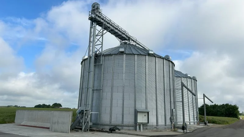 Almas Korn er blandt andet kendt for at bygge siloer. Her er der tale om 2 stk. 48/11 – 2 x 1000 tons tørresiloer, som blev bygget i 2024. Foto: Almas Korn